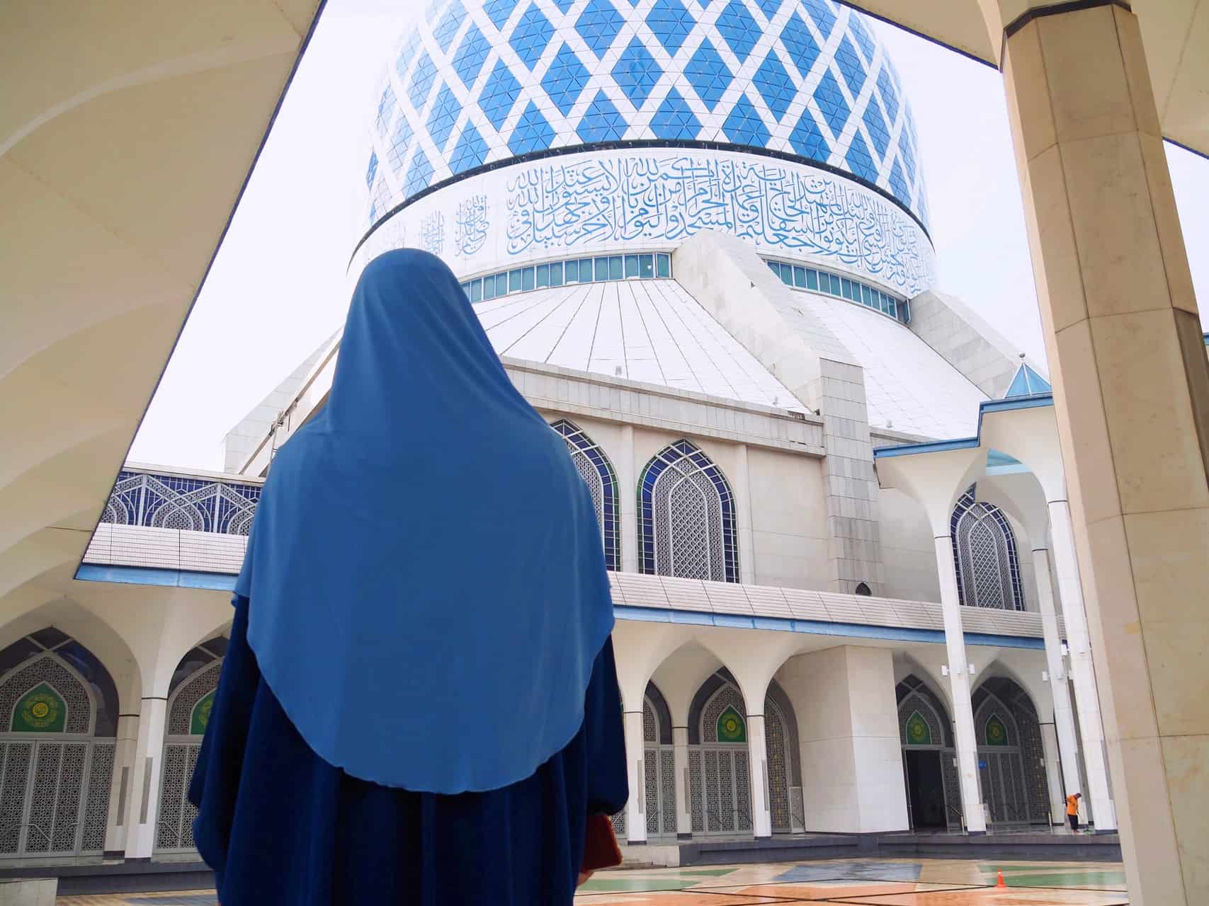 Sultan Salahuddin Abdul Aziz Blue Mosque in Shah Alam, Kuala Lumpur // Travel Mermaid