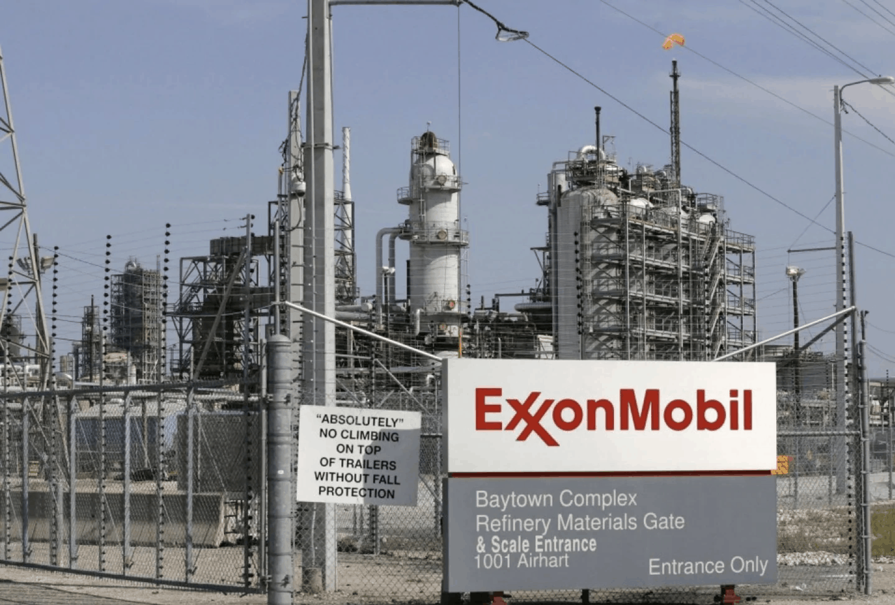 ExxonMobil-refinery-Baytown-Texas-America-US-plastic-pollution ] Travel Mermaid