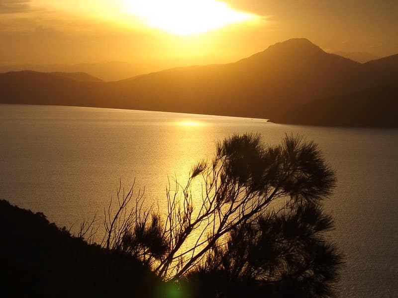 A sunset on Fitzroy Island near Cairns, Australia // Travel Mermaid